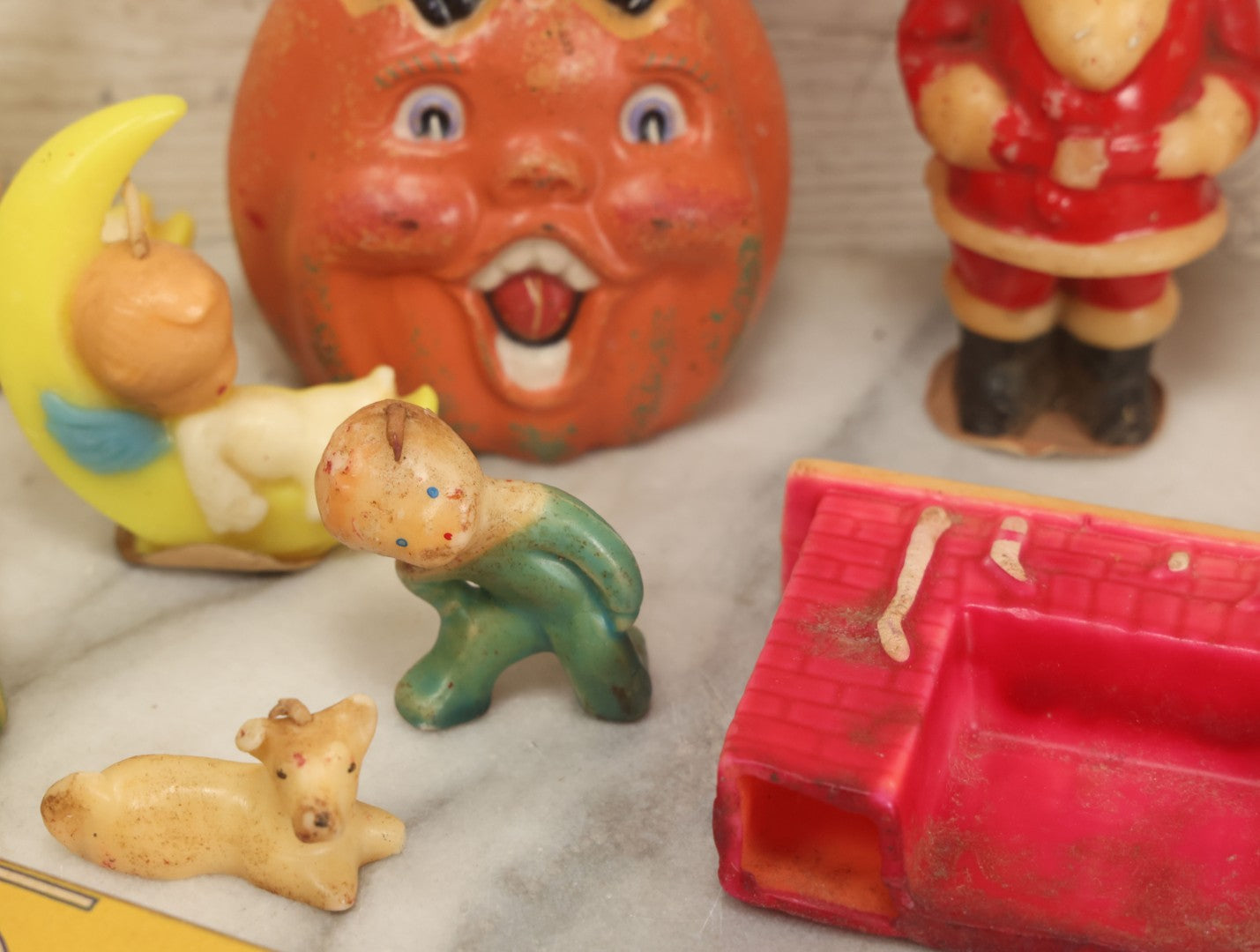 Lot 114 - Grouping Of 10+ Vintage Holiday Candles Including Santa Claus, Carolers, Modern Pumpkin Candle, Others