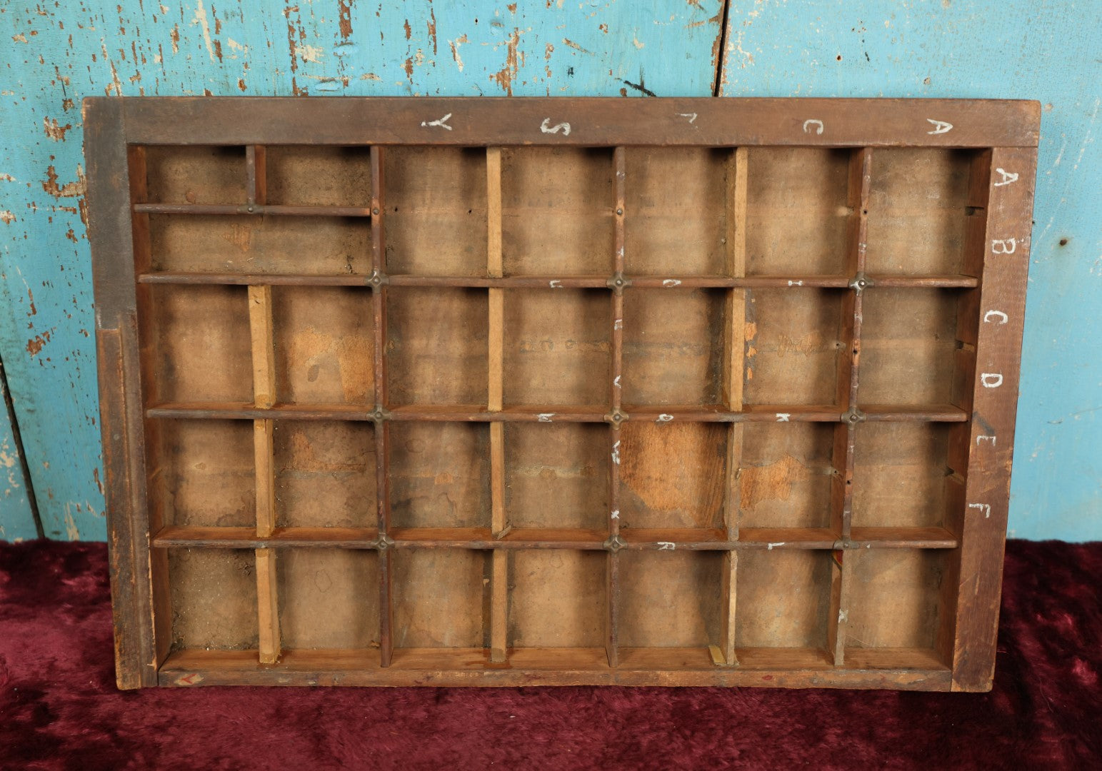 Lot 090 - Antique Wood Letter Press Divided Tray Box With Hand Painted Letters And Numbers