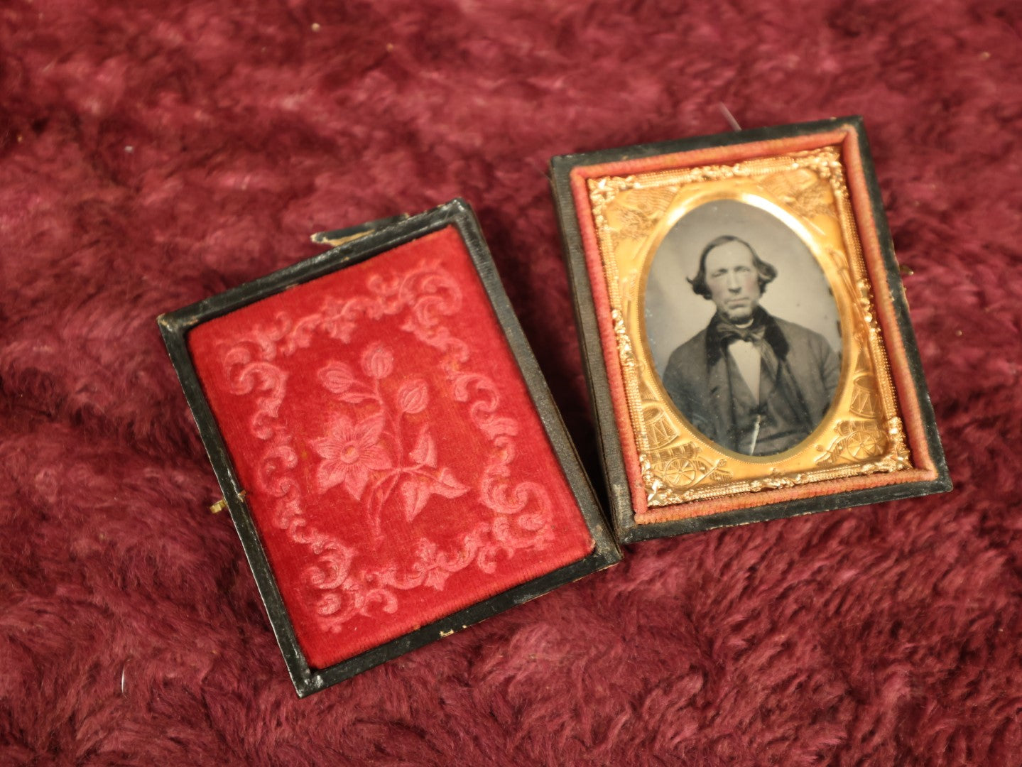 Lot 036 - Antique 1/9th Plate Ruby Ambrotype Photograph With Patriotic, Civil War Brass Mat With Eagle Carrying Flag, Drum, Canon, Rifle, Sword, Photo Of Man With Bowtie, Full Split Case