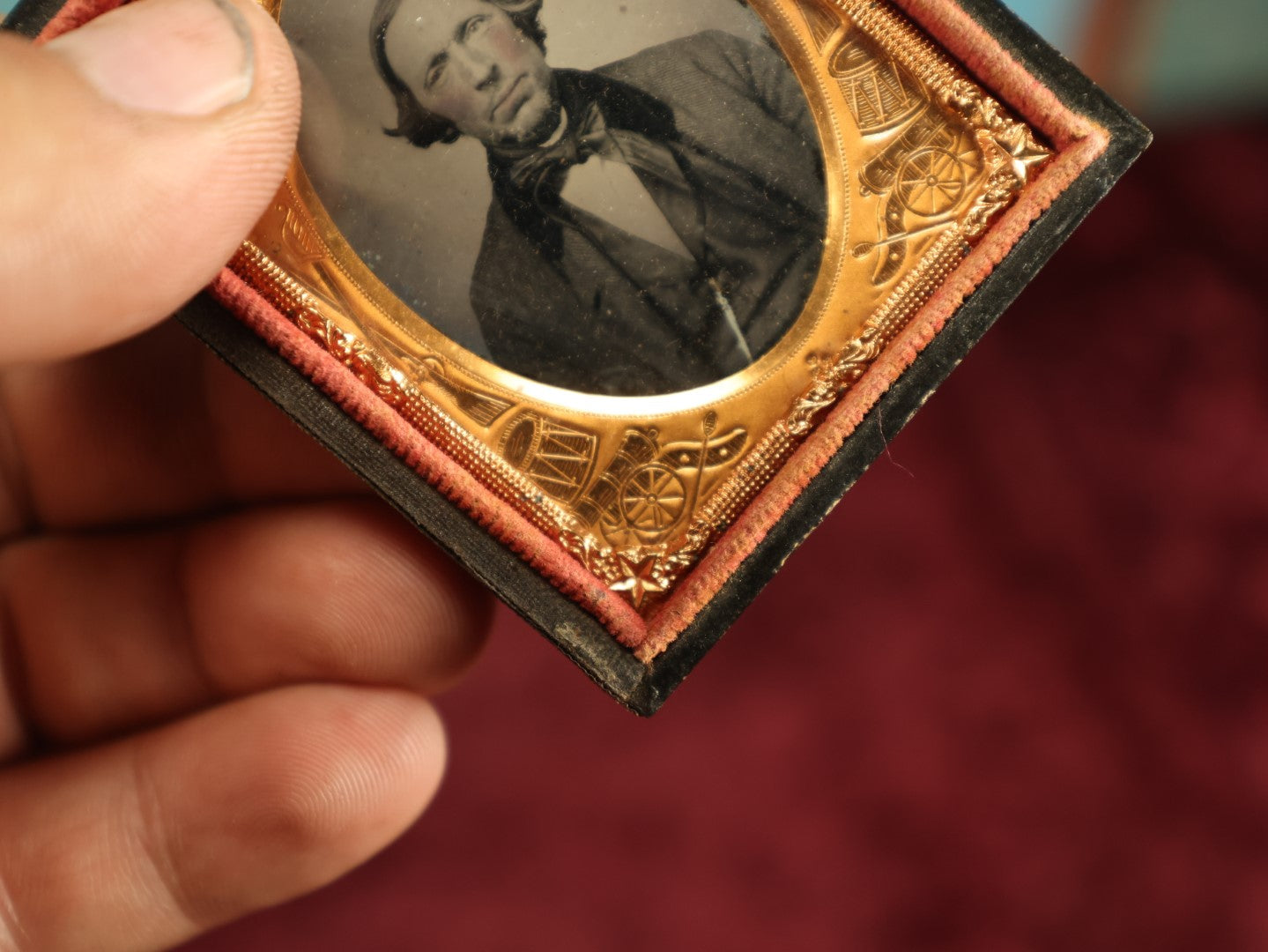 Lot 036 - Antique 1/9th Plate Ruby Ambrotype Photograph With Patriotic, Civil War Brass Mat With Eagle Carrying Flag, Drum, Canon, Rifle, Sword, Photo Of Man With Bowtie, Full Split Case