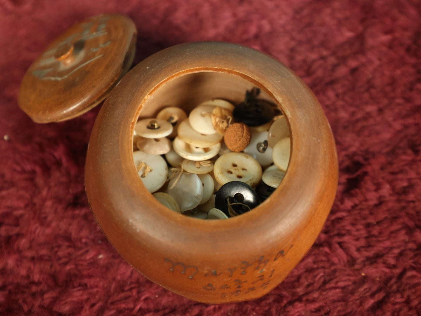 Lot 049 - Antique Wooden Branch Keepsake Box, A Souvenir Of Lookout Mountain, With Many Antique Buttons, Marked Martha, October 21, 1924