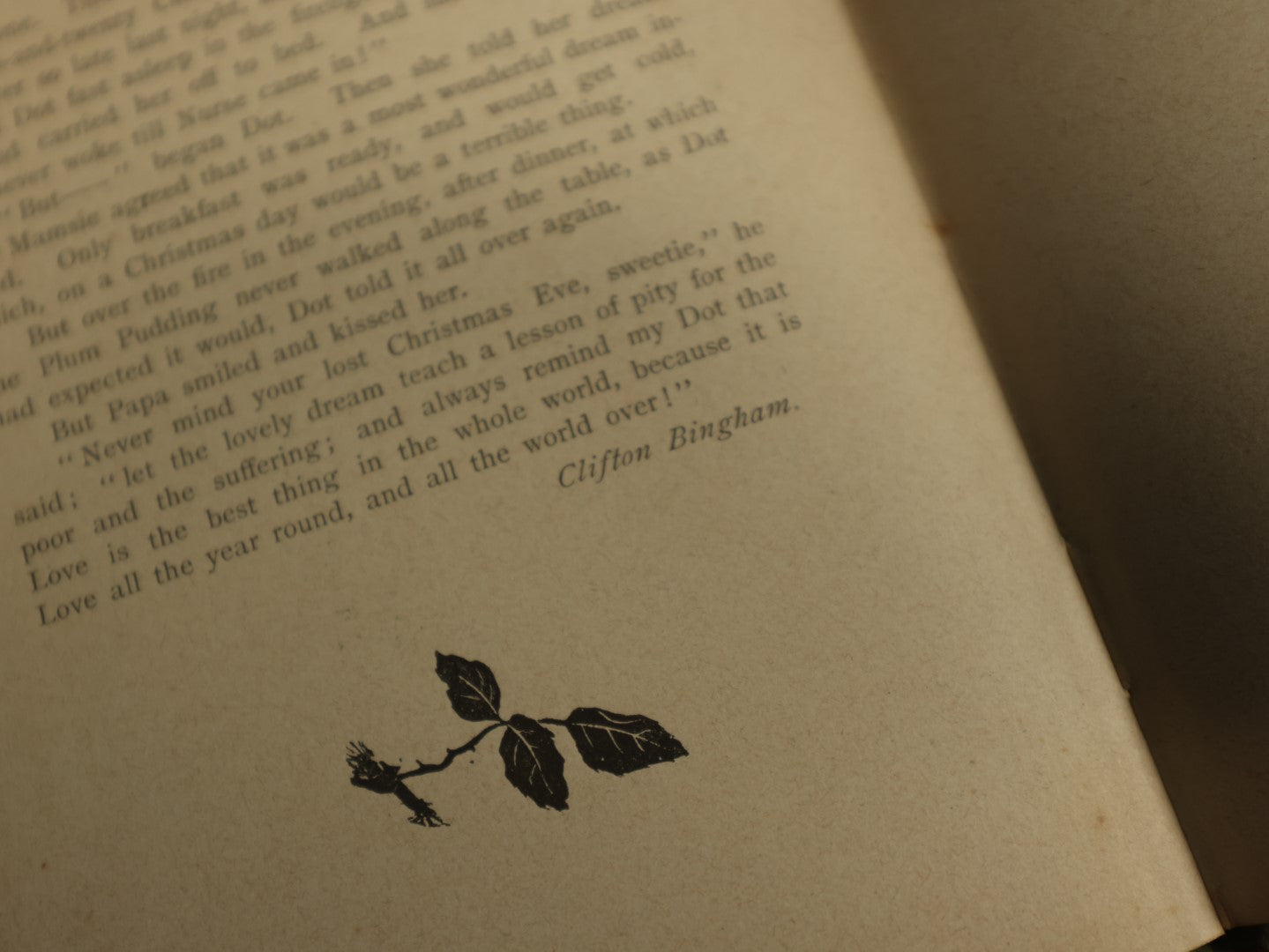 Lot 090 - Single Ephemera Booklet, "A Christmas Box," Lithographed Book, Printed In Germany