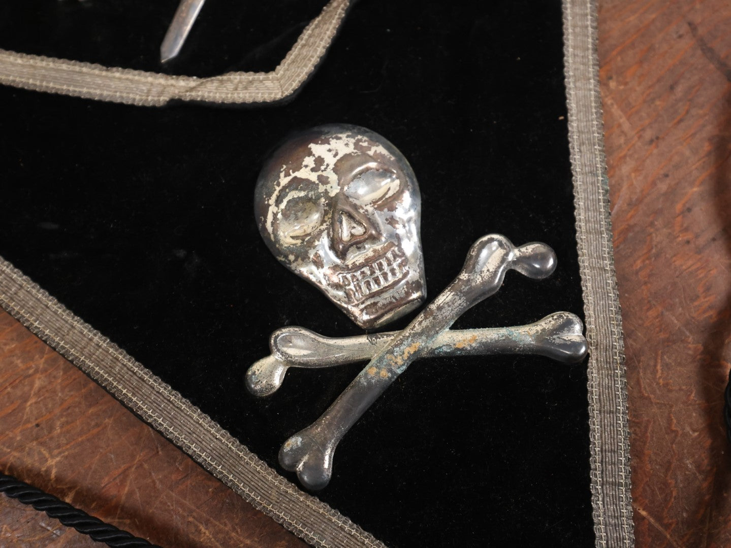 Lot 015 - Antique Masonic Knights Templar Skull And Crossbones Apron With Crossed Swords, Black Tassels, Belonged To E.G. Watson, Likely By Ames Sword Company