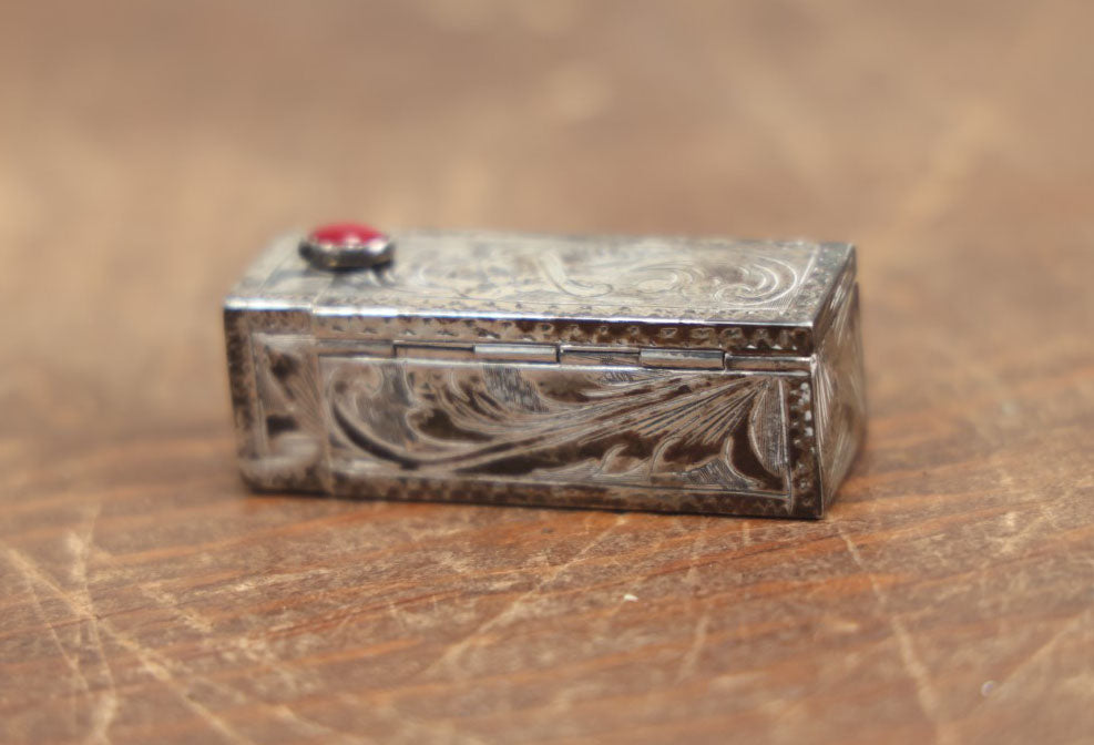 Lot 052 - Antique 800 Silver Etched Lipstick Holder With Pop Up Mirror
