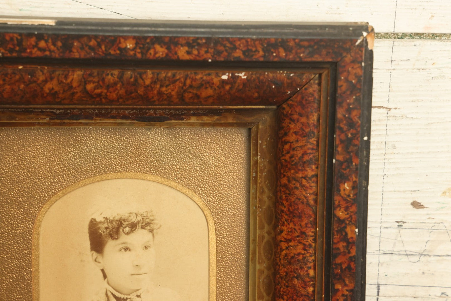 Lot 058 - Antique Cabinet Card Photo Of A Young Woman With Curly Bangs In Deep Frame With Golden Mat