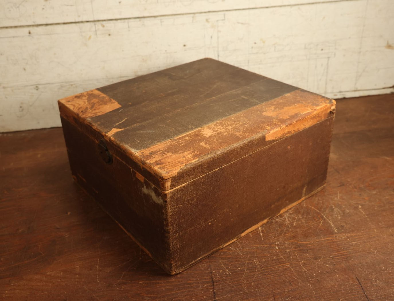 Lot 002 - Antique "The Fairy Christmas Box" Fairbanks Fairy Soap Finger Jointed Wooden Box With Original Lithograph Interior, Copyright 1898, G.H. Buek & Co. Lithographers