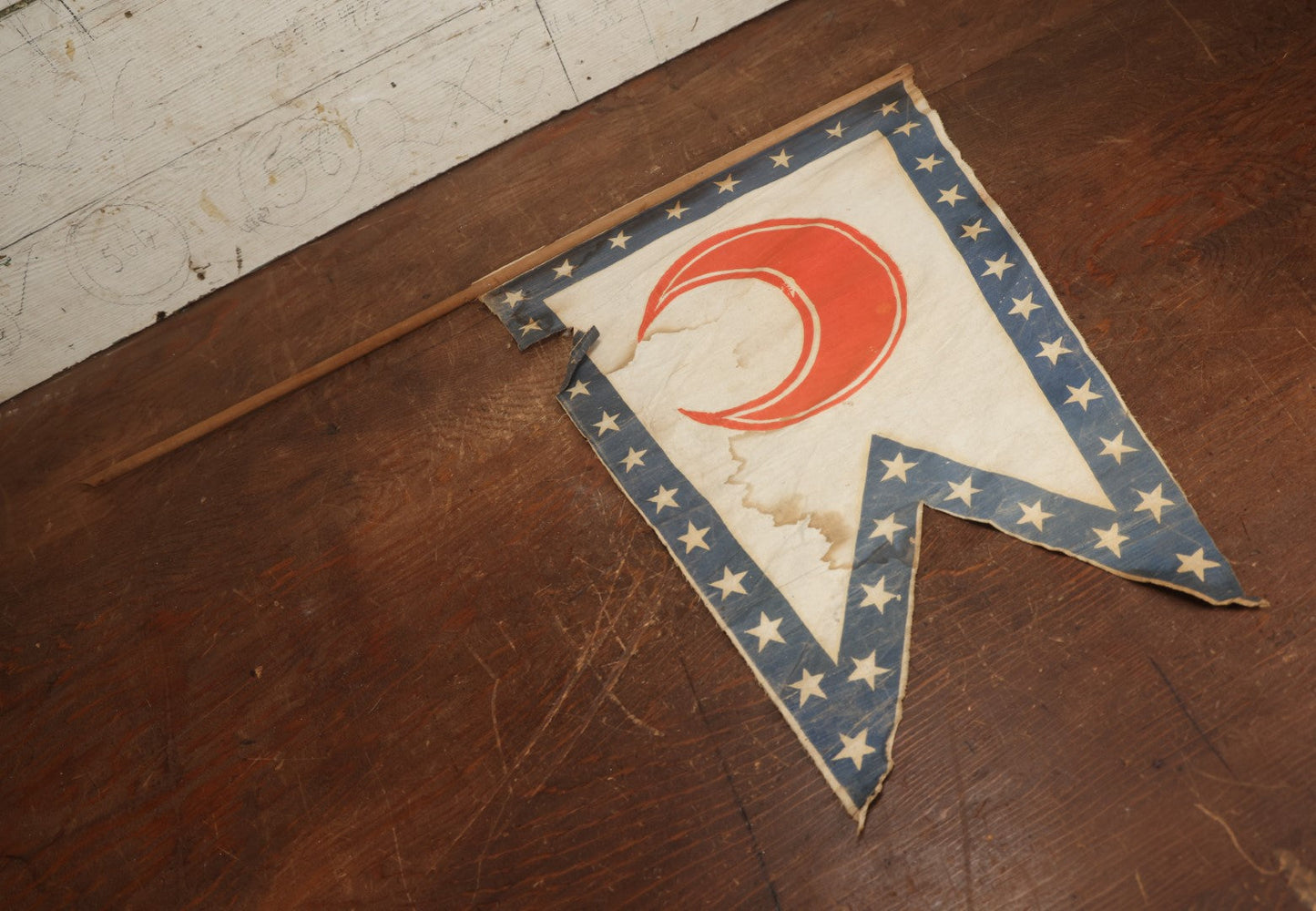 Lot 007 - Antique Circa 1876 U.S. Bicentennial Civil War Veteran Union Army, XI Corps, 1st Division Parade Flag On Pole, Half Moon Insignia, 32" Partial Pole