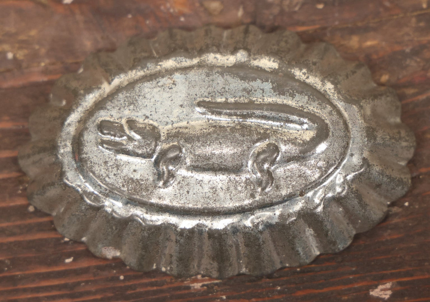 Lot 106 - Vintage Pressed Velvet Tobacco Tin Alligator Desert Mold Novelty