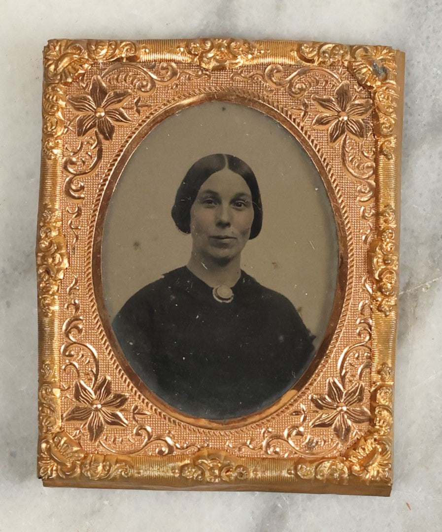 Lot 100 - Antique 1/9th Plate Ruby Ambrotype Photograph Of A Pretty Middle Aged Woman With A Large Cameo Brooch, Slight Smile, In Brass Mat With Glass, No Case