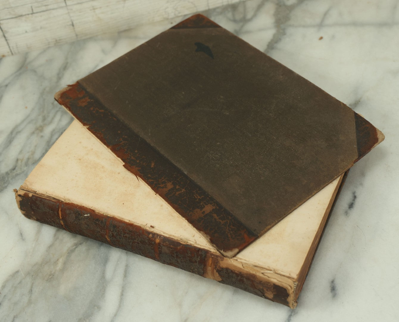 Lot 126 - Antique German Compendium Book, "Zur Guten Stunde" ("For A Pleasant Hour"), Profusely Illustrated, Deutsches Verlagshaus Publisher, Berlin, 1888, Note Both Covers Detached