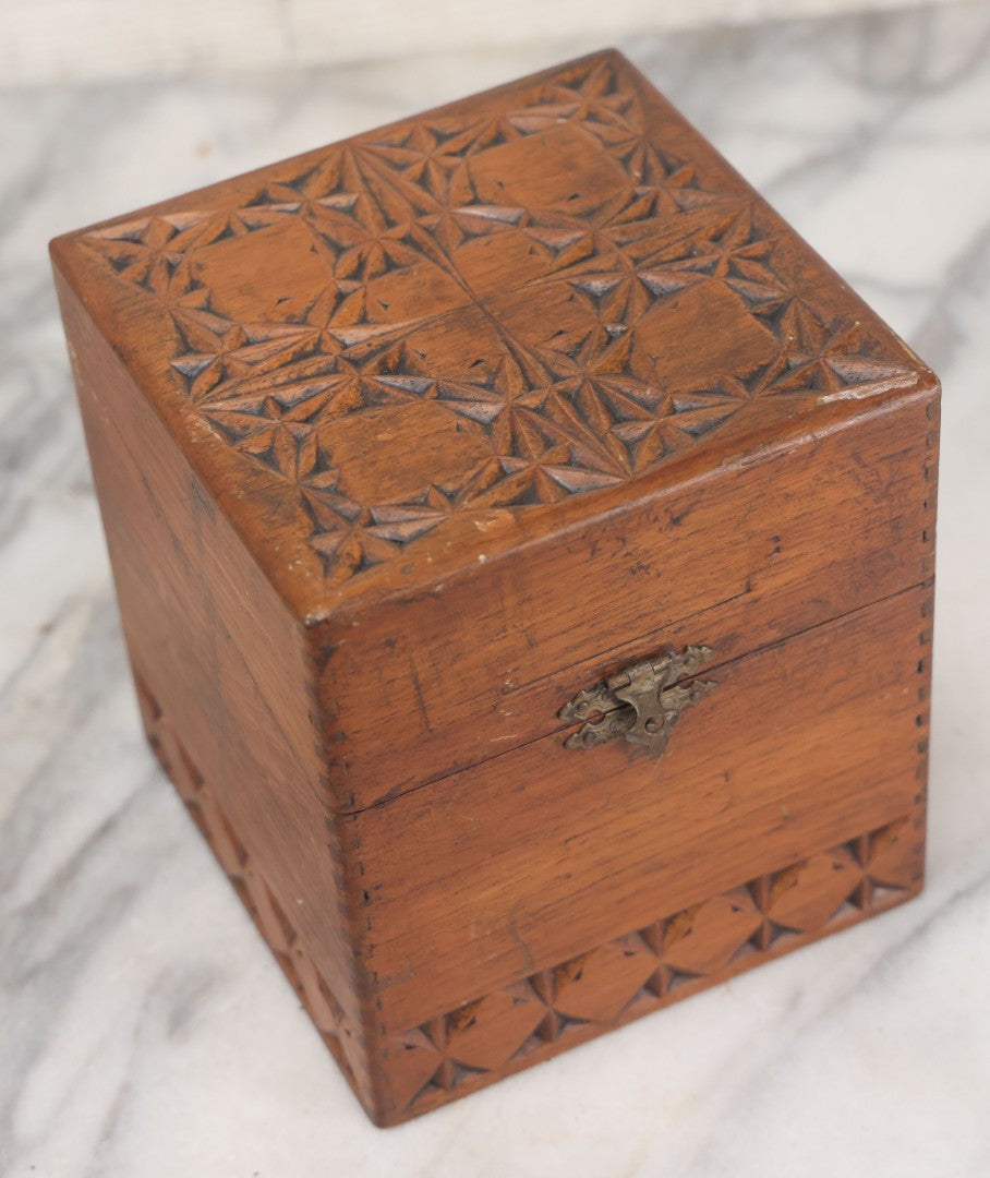 Lot 081 - Vintage Folk Art Tramp Art Style Carved Finger Jointed Wooden Cigar Box With Geometric Design, Nueva Epoca Cigars, Factory No. 35, 3rd District, New York City