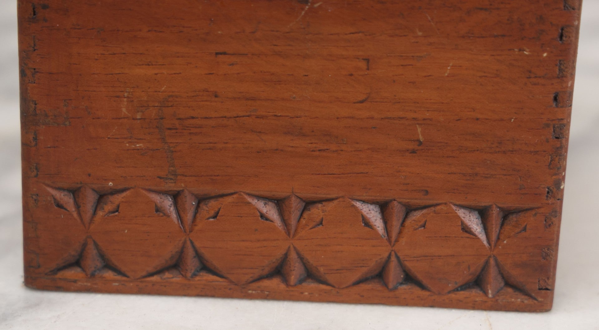 Lot 081 - Vintage Folk Art Tramp Art Style Carved Finger Jointed Wooden Cigar Box With Geometric Design, Nueva Epoca Cigars, Factory No. 35, 3rd District, New York City