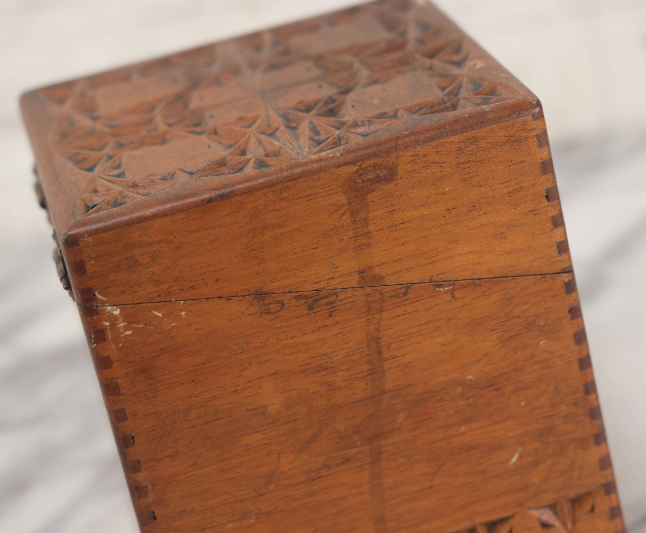 Lot 081 - Vintage Folk Art Tramp Art Style Carved Finger Jointed Wooden Cigar Box With Geometric Design, Nueva Epoca Cigars, Factory No. 35, 3rd District, New York City