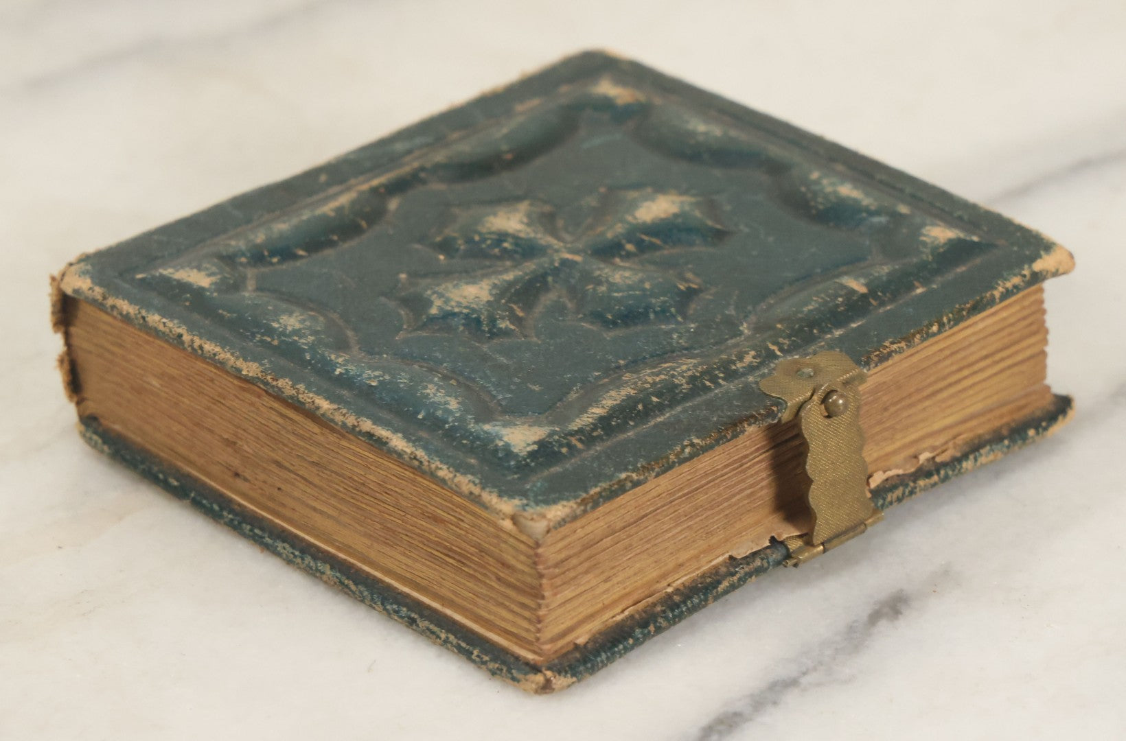 Lot 080 - Antique Green Gem Tintype Photograph Album Containing 70+ Photos, Including Twin Girls, Many Identified (All Pages Pictured)