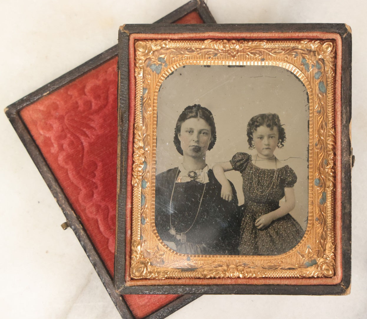 Lot 082 - Antique 1/6th Plate Tintype Photograph Of A Mother And Her Curly Haired Daughter, In Full Split Leatherette Union Case