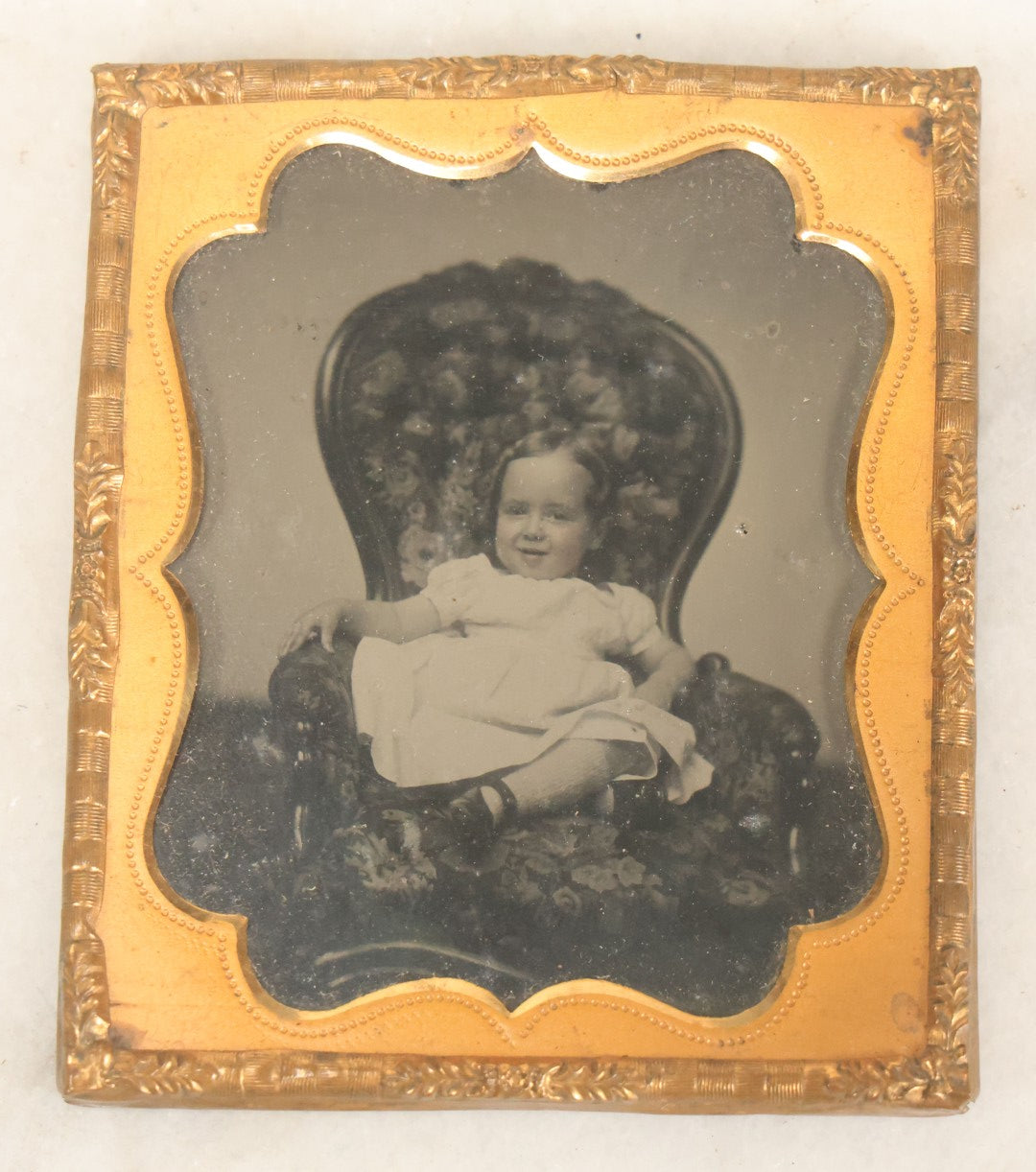 Lot 083 - Antique 1/6th Plate Ruby Ambrotype Photograph Of A Smiling Toddler Little Girl In Chair