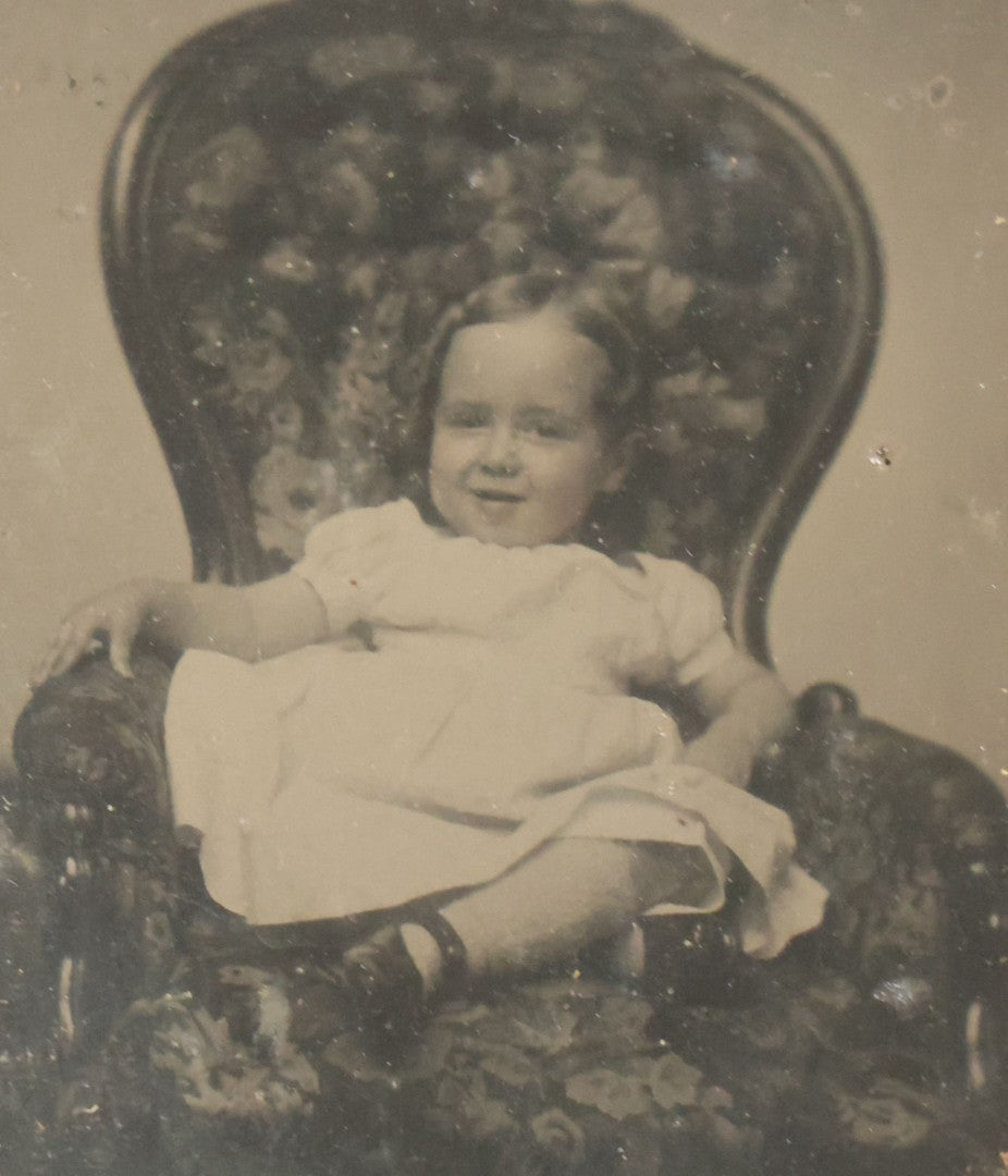 Lot 083 - Antique 1/6th Plate Ruby Ambrotype Photograph Of A Smiling Toddler Little Girl In Chair
