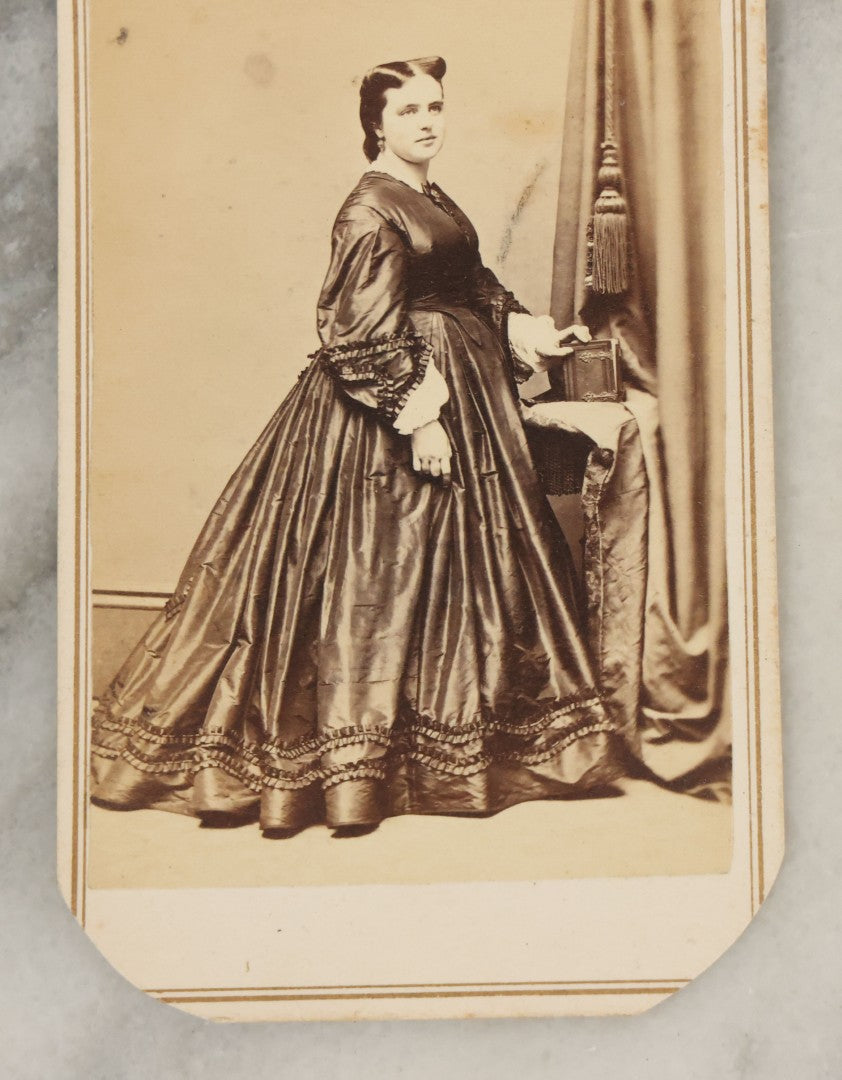 Lot 093 - Grouping Of 22 Assorted Carte De Visite C.D.V. Photographs Of Men, Women, And Children, Including Woman Holding Book, Group Of Four Youths, Etc