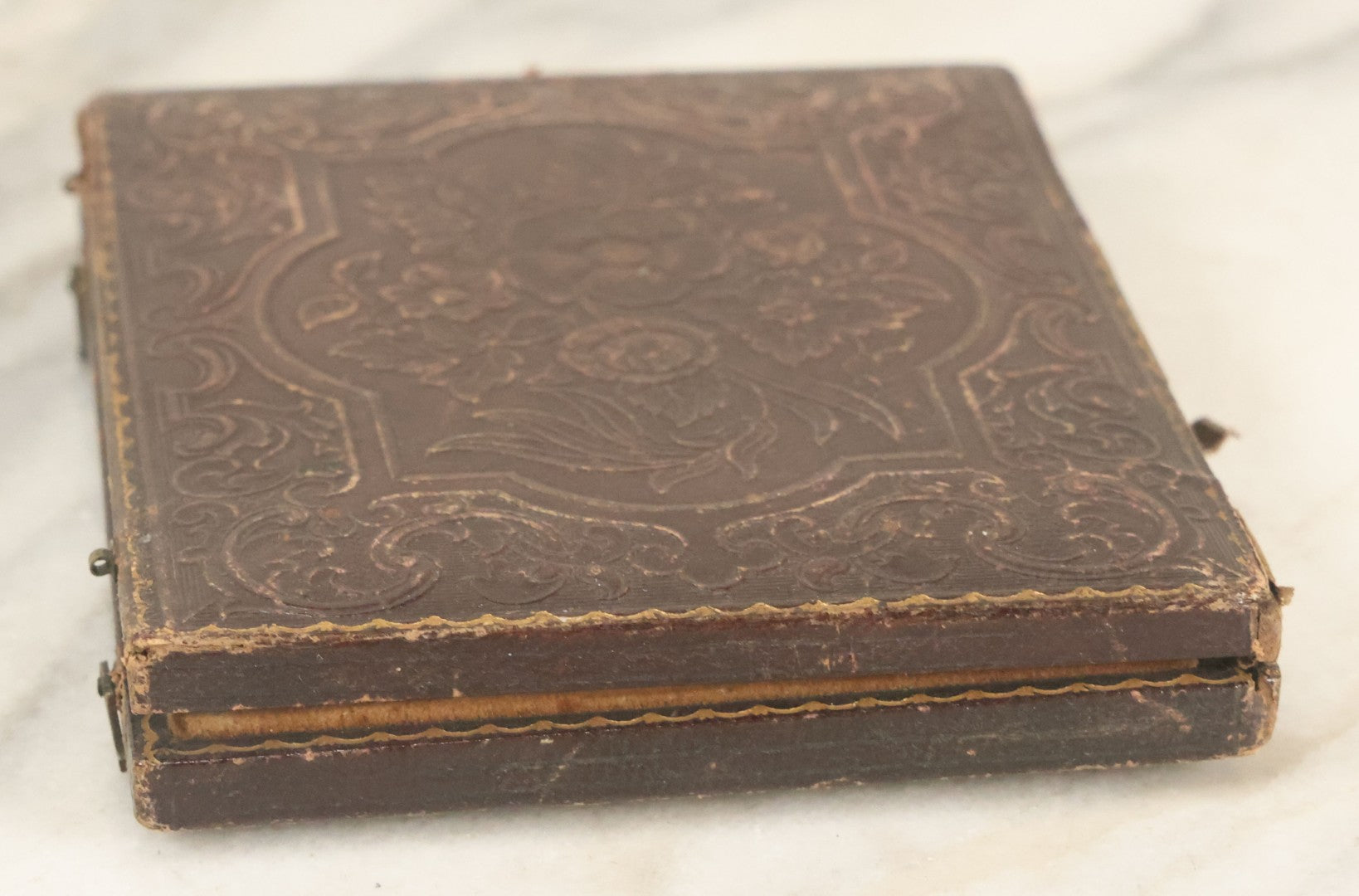 Lot 024 - Antique 1/4 Plate Daguerreotype Of Two Sibling Children, Brother And Sister, In Full Intact Leatherette Union Case