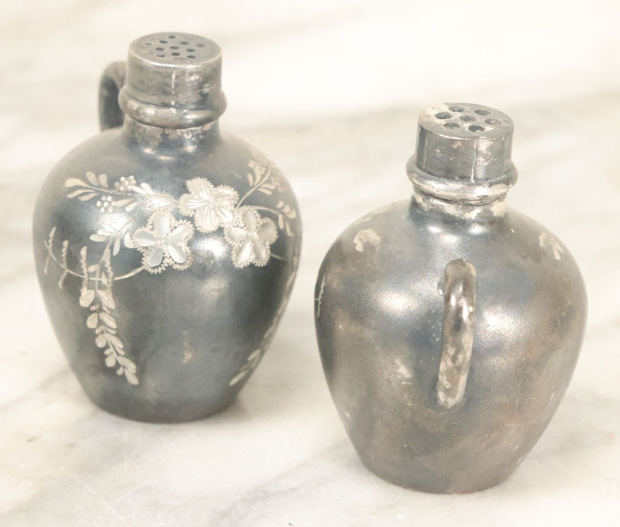 Lot 087 - Pair Of Antique Engraved Silverplate Salt And Pepper Shakers With Floral Motif By Wilcox Silverplate Co., Meriden, Connecticut, No. 4214