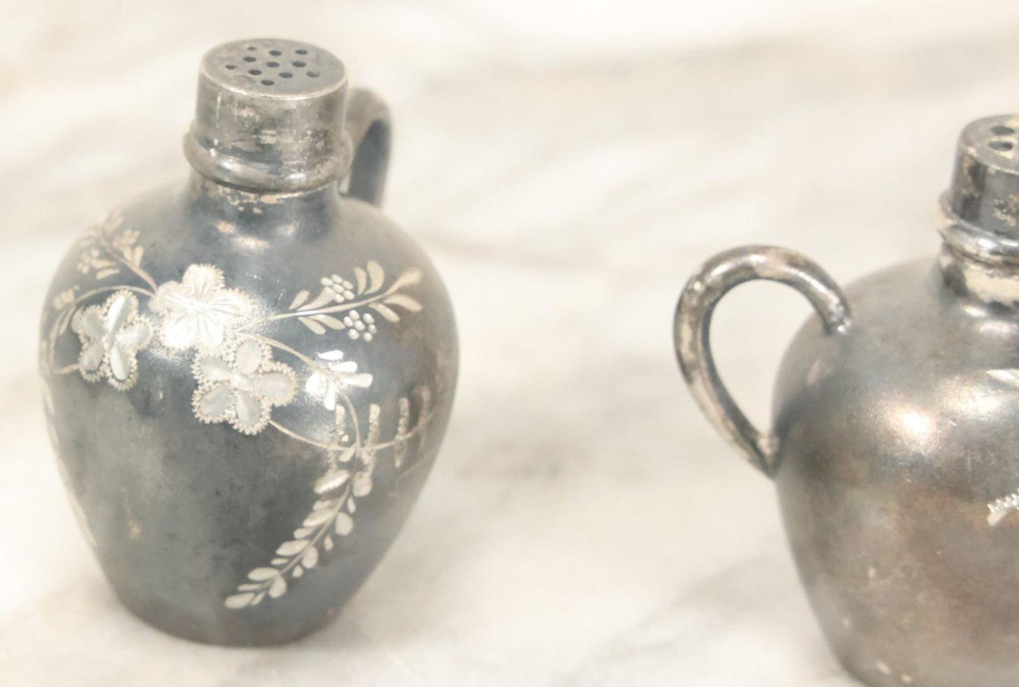 Lot 087 - Pair Of Antique Engraved Silverplate Salt And Pepper Shakers With Floral Motif By Wilcox Silverplate Co., Meriden, Connecticut, No. 4214