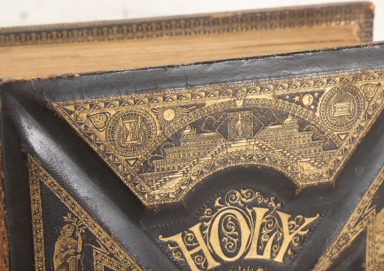 Lot 005 - Antique Pronouncing Parallel Holy Bible, Old And New Testaments, With Ornate Cover And Binding, Gately & O'Gorman, Publishers, Boston, Copyright 1890, By A.J. Holman & Co., Profusely Illustrated, Note Loose Pages