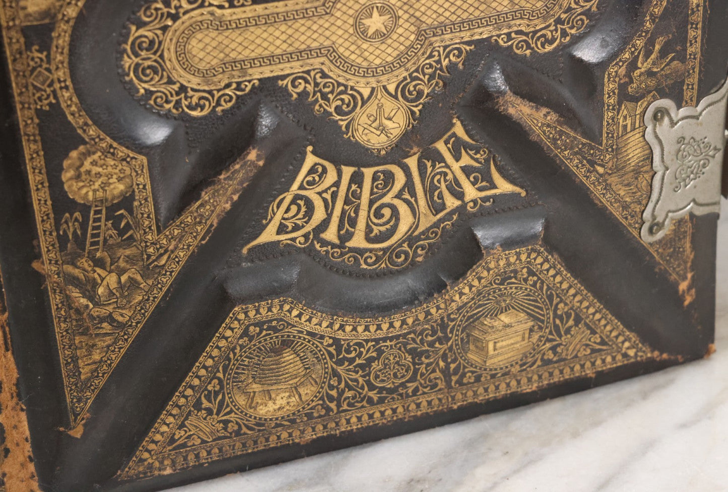 Lot 005 - Antique Pronouncing Parallel Holy Bible, Old And New Testaments, With Ornate Cover And Binding, Gately & O'Gorman, Publishers, Boston, Copyright 1890, By A.J. Holman & Co., Profusely Illustrated, Note Loose Pages
