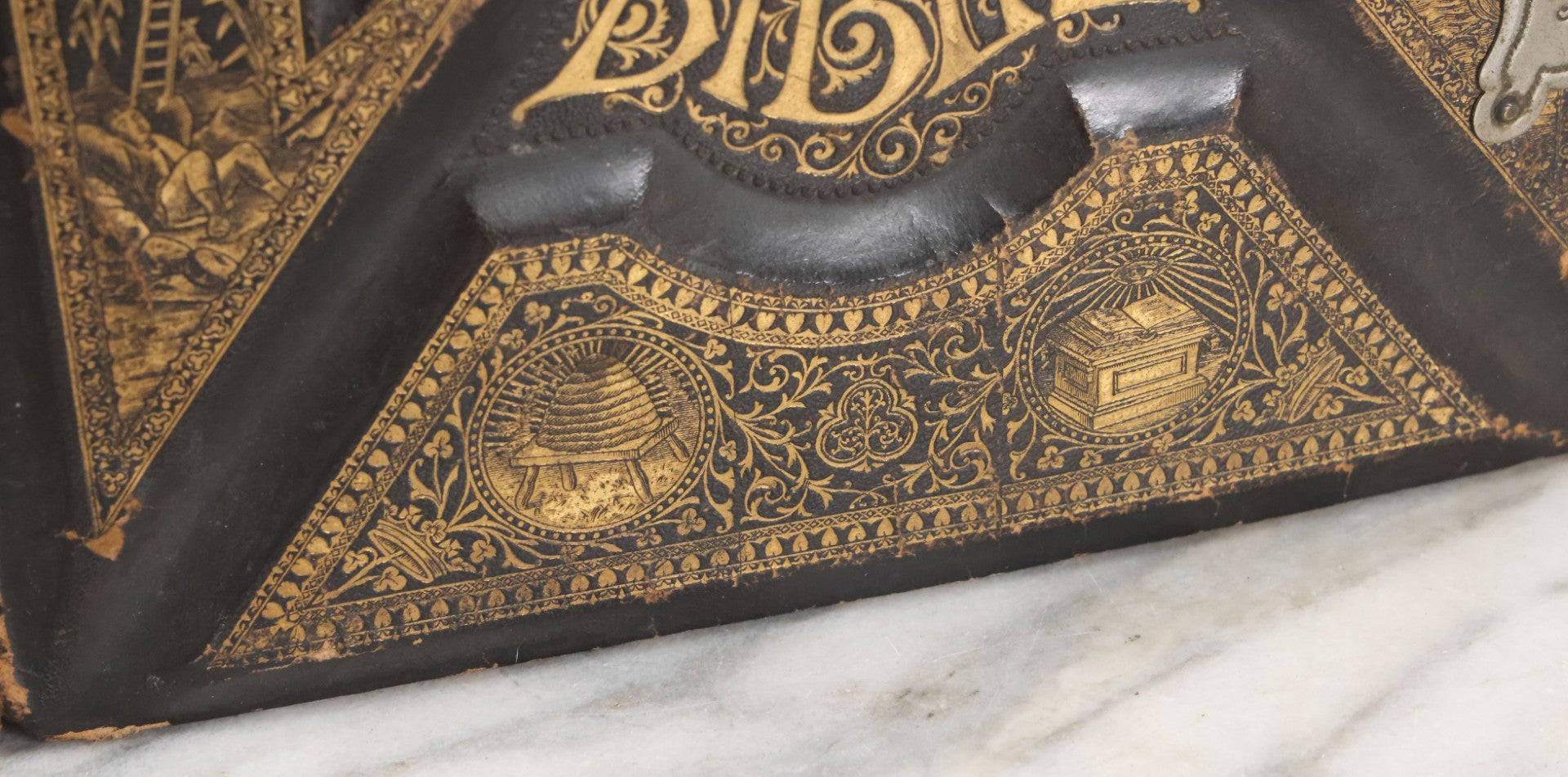 Lot 005 - Antique Pronouncing Parallel Holy Bible, Old And New Testaments, With Ornate Cover And Binding, Gately & O'Gorman, Publishers, Boston, Copyright 1890, By A.J. Holman & Co., Profusely Illustrated, Note Loose Pages