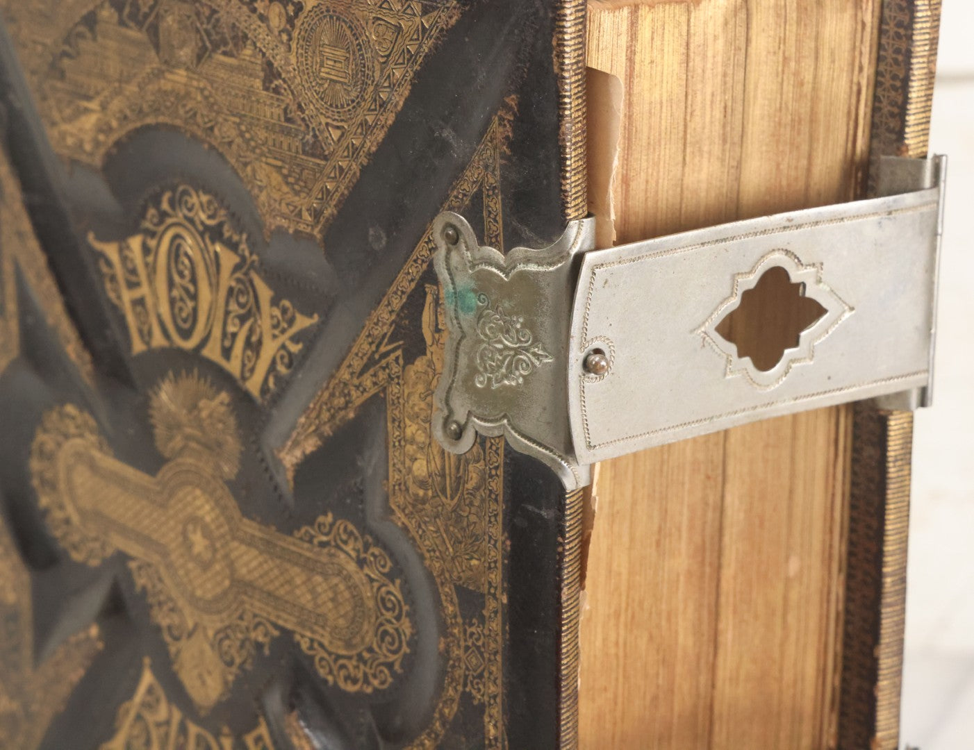 Lot 005 - Antique Pronouncing Parallel Holy Bible, Old And New Testaments, With Ornate Cover And Binding, Gately & O'Gorman, Publishers, Boston, Copyright 1890, By A.J. Holman & Co., Profusely Illustrated, Note Loose Pages