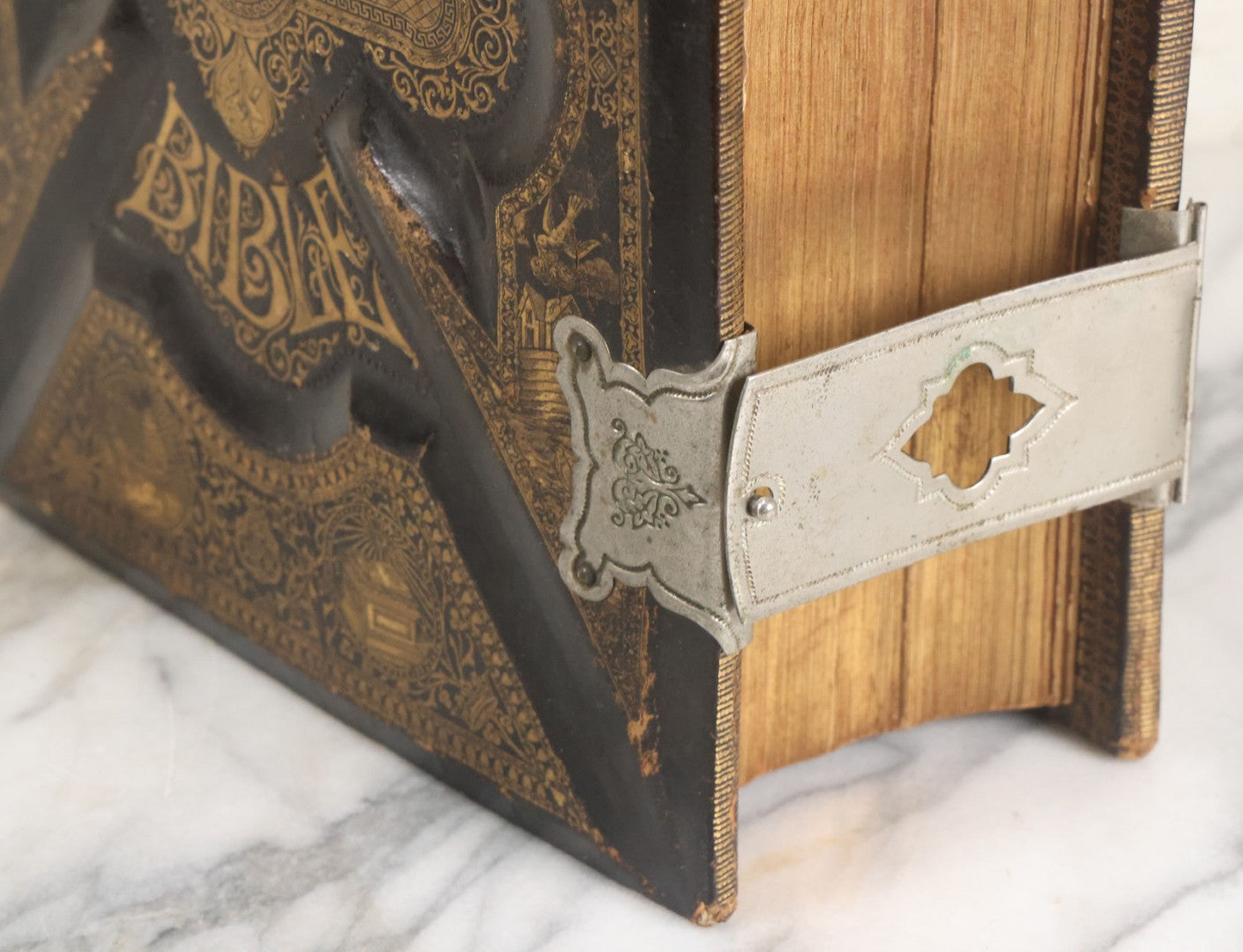 Lot 005 - Antique Pronouncing Parallel Holy Bible, Old And New Testaments, With Ornate Cover And Binding, Gately & O'Gorman, Publishers, Boston, Copyright 1890, By A.J. Holman & Co., Profusely Illustrated, Note Loose Pages
