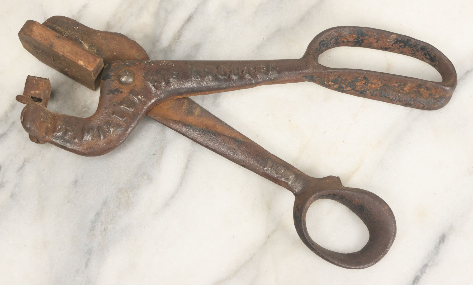 Lot 019 - Antique Cast Iron Dr. Miller Pig Snouter, Patented September 20, 1898