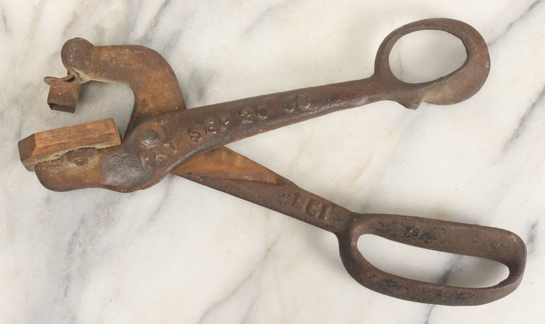 Lot 019 - Antique Cast Iron Dr. Miller Pig Snouter, Patented September 20, 1898