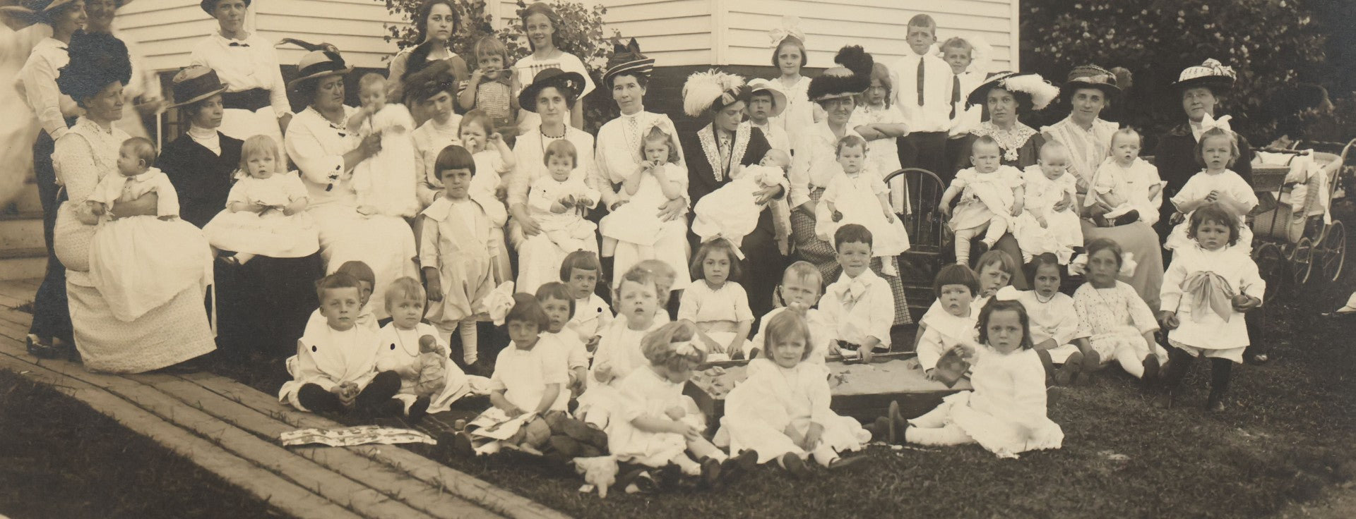 Lot 063 - Pair Of Antique Boarded Photographs Of Mothers And Their Toddlers Posing In Front Of A Home