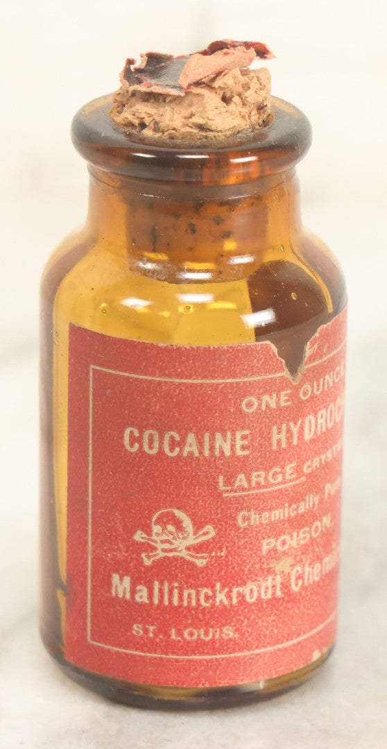 Lot 021 - Antique Cocaine Hydrochloride Large Crystal Chemically Pure One Ounce Pharmacy Bottle, By Mallinckrodt Chemical Works, St. Louis & New York