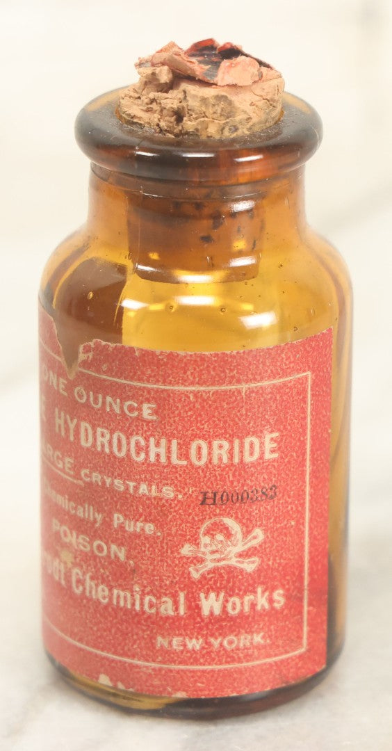 Lot 021 - Antique Cocaine Hydrochloride Large Crystal Chemically Pure One Ounce Pharmacy Bottle, By Mallinckrodt Chemical Works, St. Louis & New York