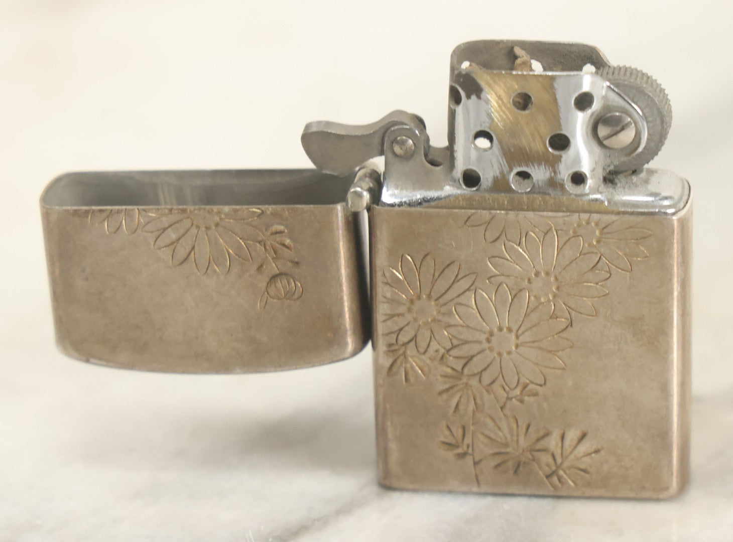 Lot 101 - Vintage Sterling Silver Cigarette Lighter With Etched Flower Motif