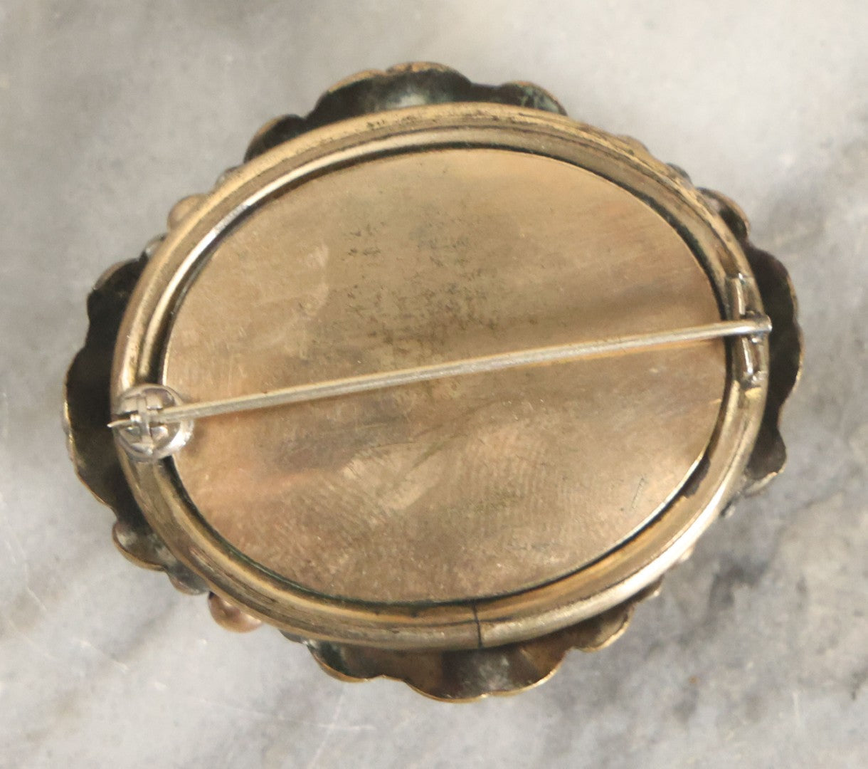 Lot 103 - Antique Victorian Seaweed Work Domed Glass Cabochon Brooch With Gold Toned Metal, Note Loose Bits Inside Dome