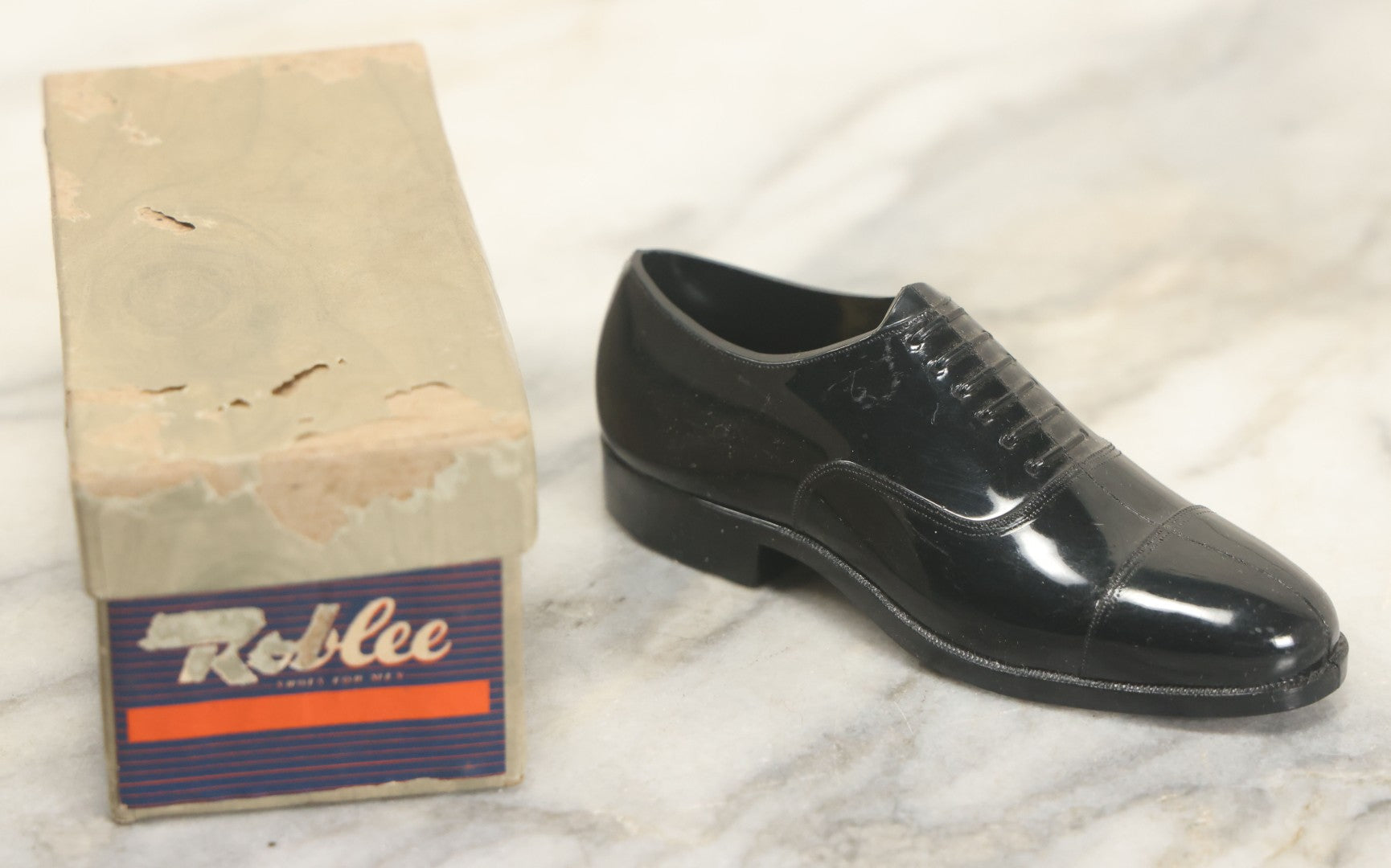 Lot 107 - Vintage Plastic Advertising Shoe In Box For Roblee Shoes, Salesman's Sample Novelty