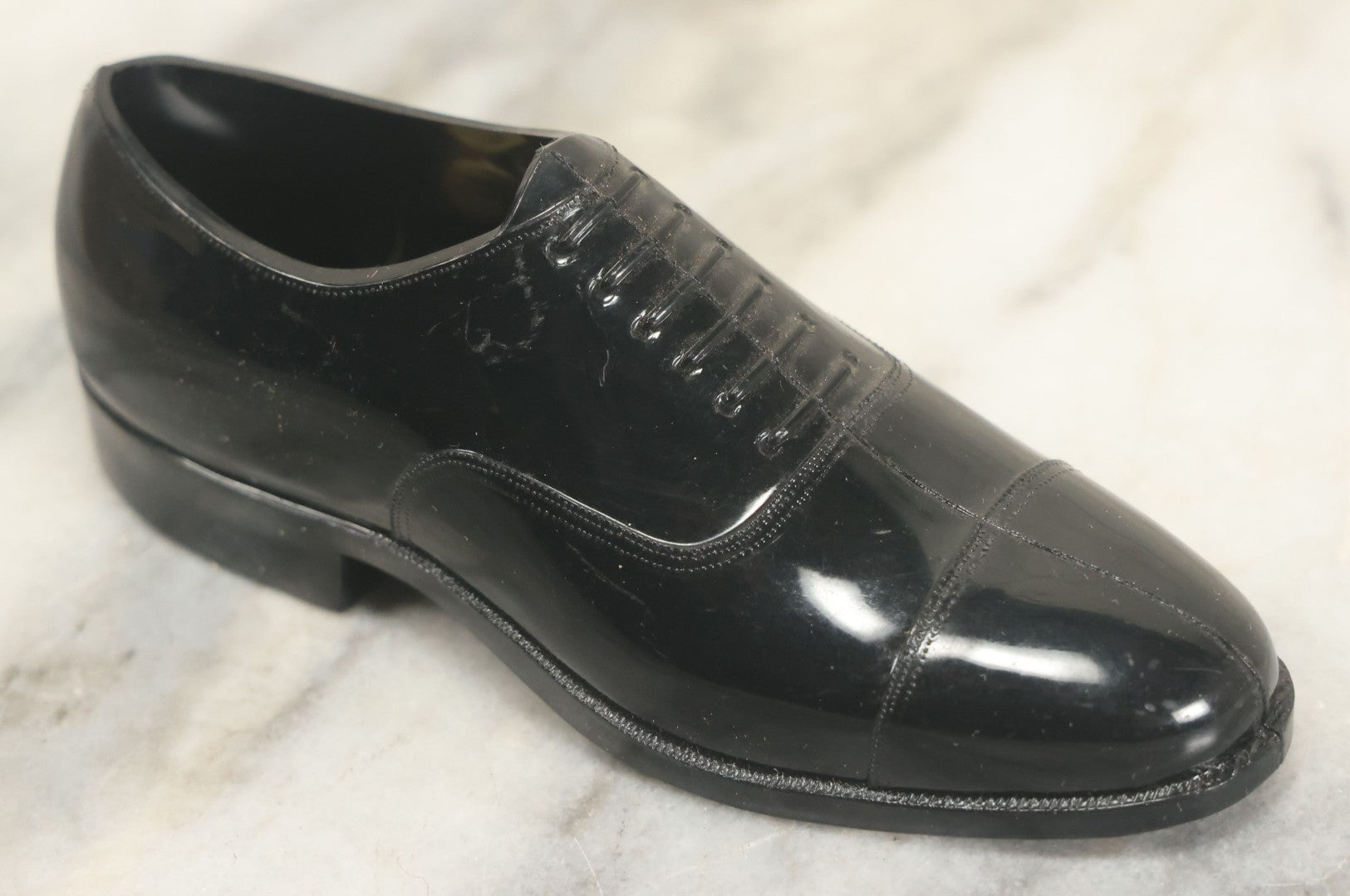 Lot 107 - Vintage Plastic Advertising Shoe In Box For Roblee Shoes, Salesman's Sample Novelty