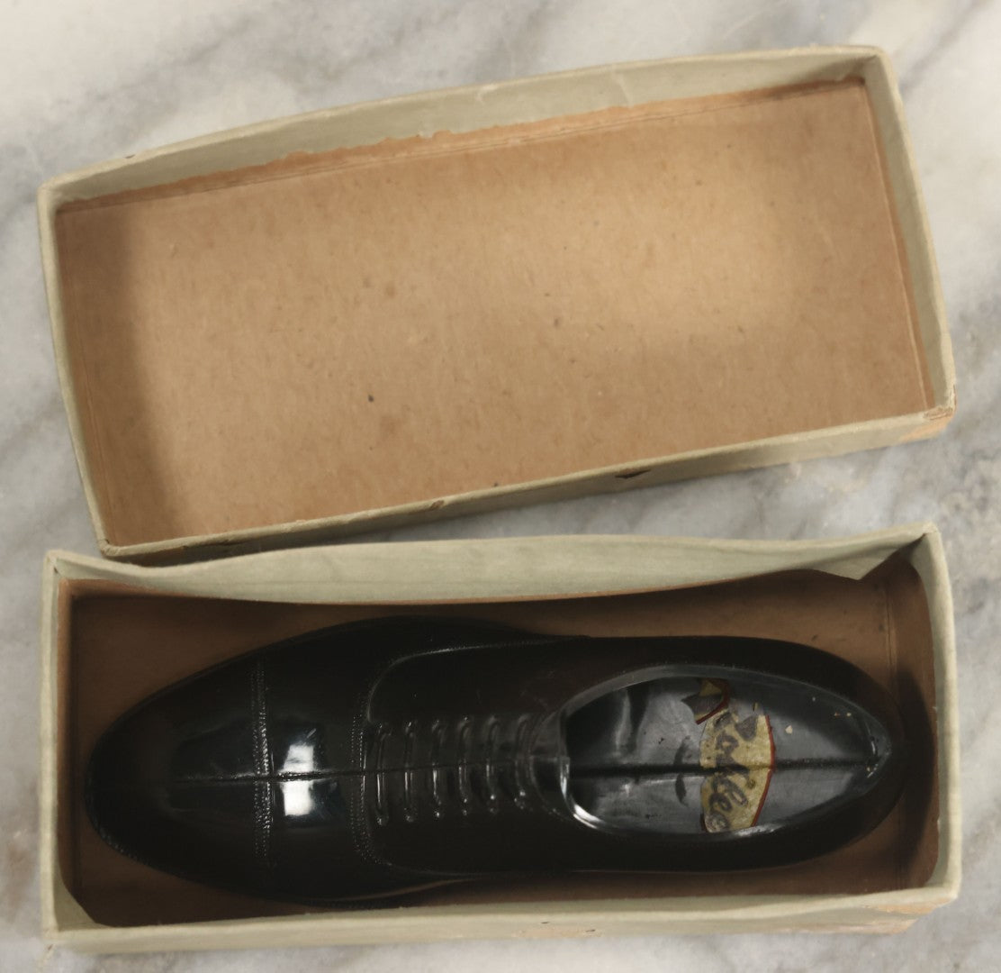Lot 107 - Vintage Plastic Advertising Shoe In Box For Roblee Shoes, Salesman's Sample Novelty