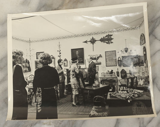 Lot 106 - Single Vintage Glossy Promotional Press Photo Of An Antique Shop Or Exhibition