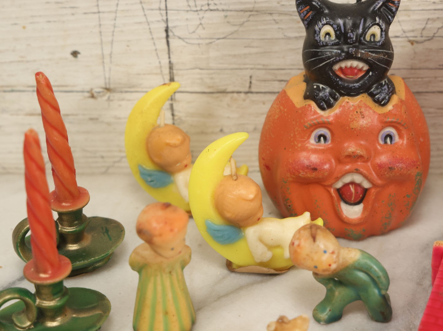 Lot 114 - Grouping Of 10+ Vintage Holiday Candles Including Santa Claus, Carolers, Modern Pumpkin Candle, Others
