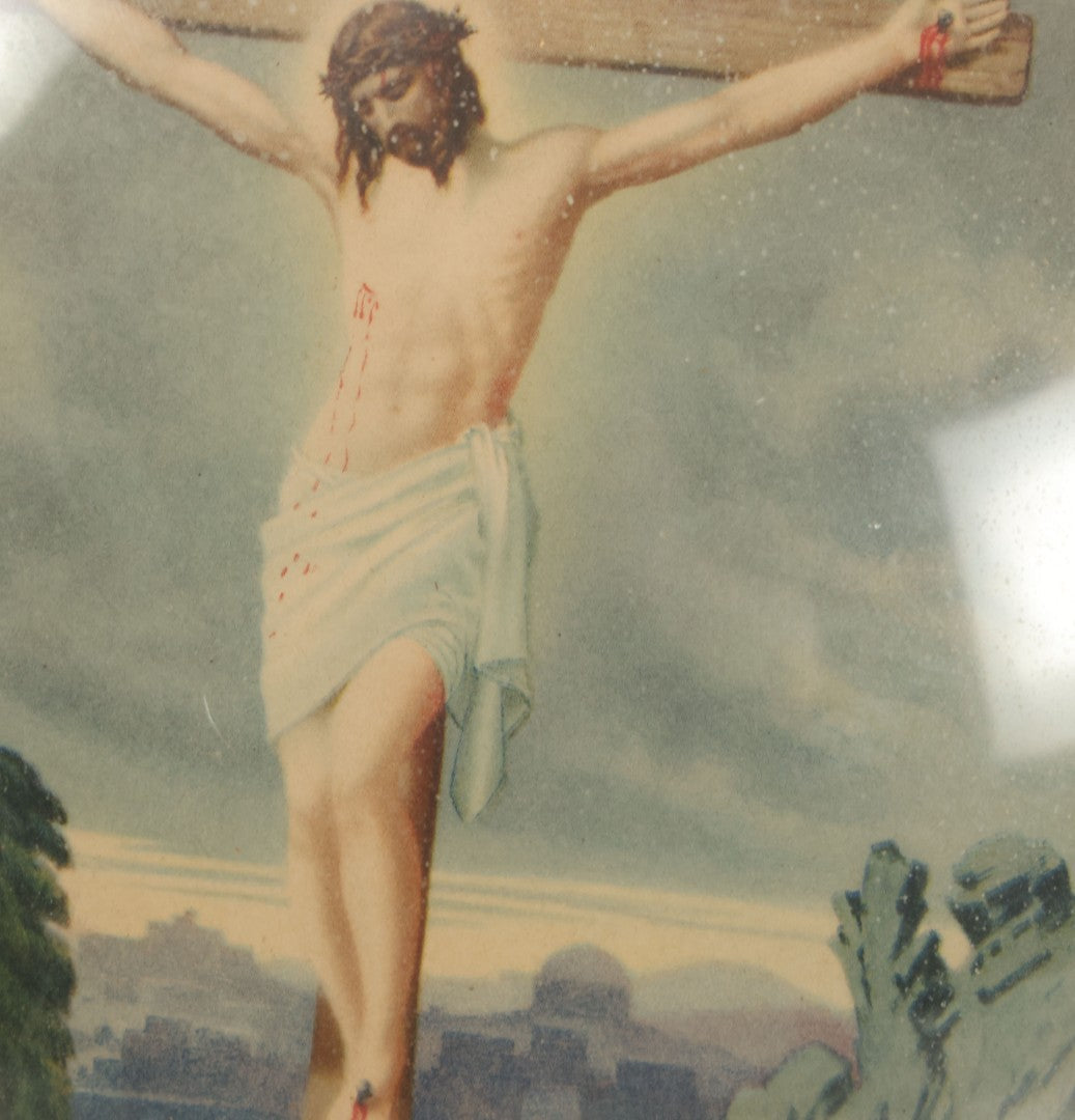 Lot 085 - Vintage Crucifixion Print, Jesus On The Cross, With Skull And Crossbones, Skull Of Adam, At Jesus' Feet, In Circular Bubble Glass Frame, Hand Made By Peter Watson's Studio, 9" Diameter