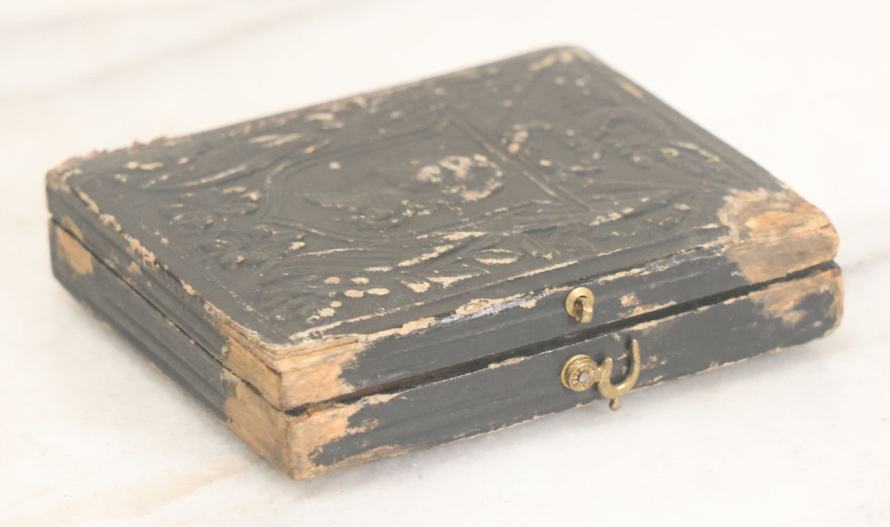 Lot 121 - Antique 1/9th Plate Tintype Photograph Of Pretty Young Girl Wearing Elaborate Scarf In Leatherette Case With George Washington Bust, American Flags, Eagle, And Laurel Crown, Note Heavy Wear And Tear