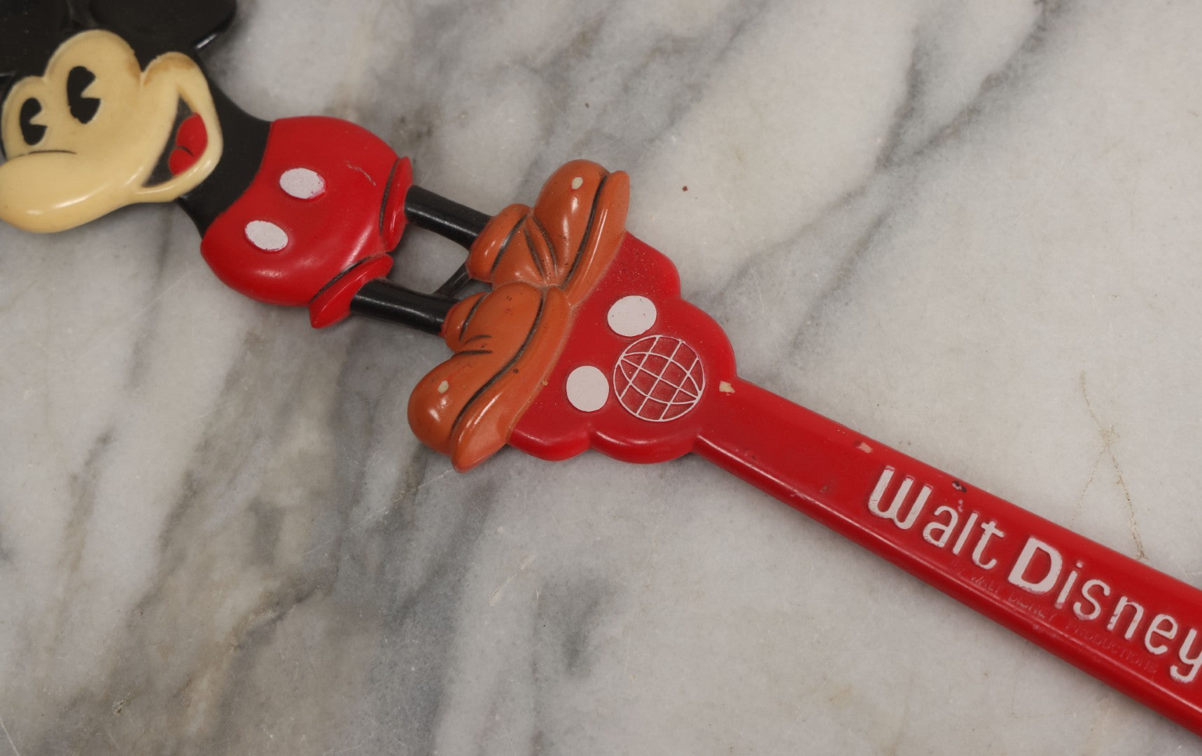 Lot 164 - Vintage Plastic Walt Disney World Mickey Mouse Back Scratcher, Copyright Walt Disney Productions, Made In Hong Kong