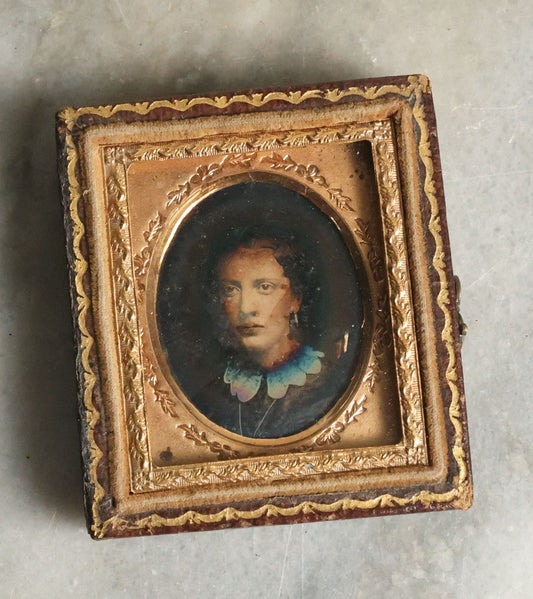 Lot 069 - Antique 1/16th Plate Daguerreotype Photograph Of Pretty Woman With Large Eyes And Lace Collar, Note Discoloration And Haloing On Photo