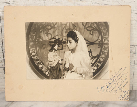 Lot 123 - Vintage Boarded Photograph Of A Young Hispanic Girl On First Communion Praying Before Chalkware Statue Of Jesus Christ With Note And Identification In Spanish, Dated 1946