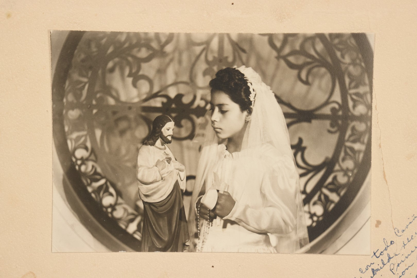 Lot 123 - Vintage Boarded Photograph Of A Young Hispanic Girl On First Communion Praying Before Chalkware Statue Of Jesus Christ With Note And Identification In Spanish, Dated 1946
