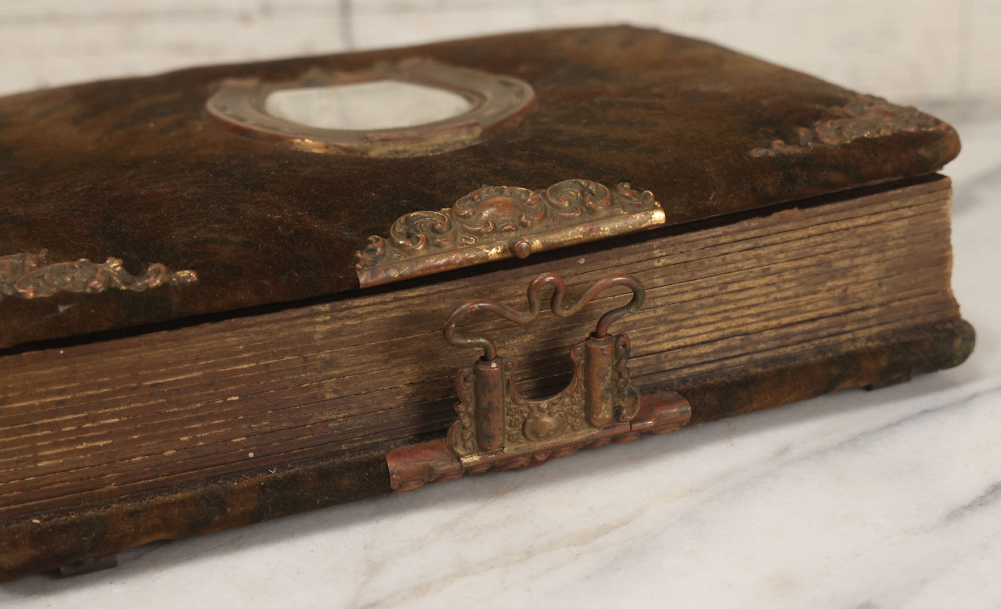 Lot 172 - Antique Victorian Portrait Photo Album With Good Luck Horseshoe Beveled Glass Mirror Cover, 30+ Cabinet Card Photographs, Assorted Loose Photos, Note Has Heavy Musty Smell