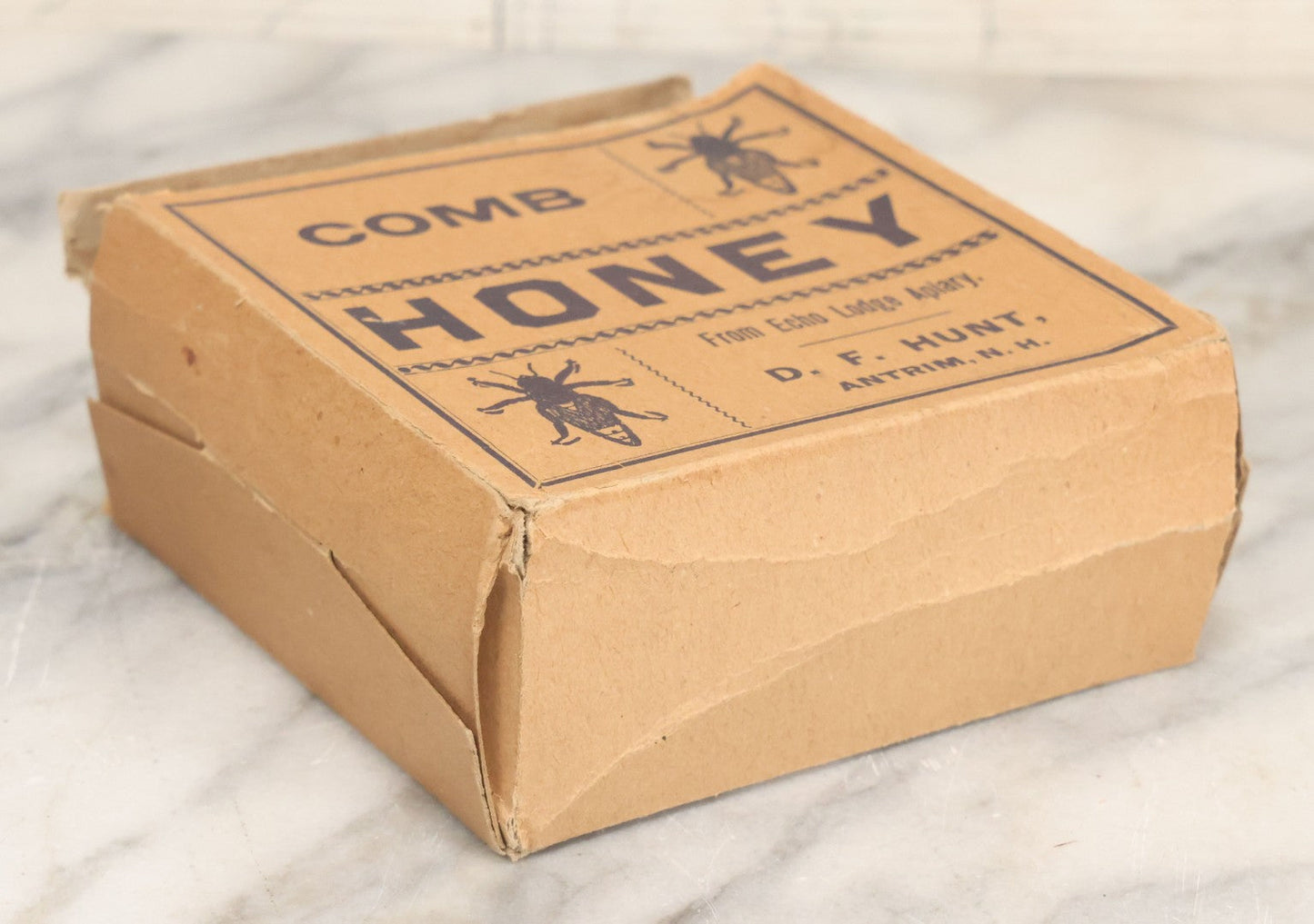 Lot 103 - Antique Paper Board Advertising Box For Comb Honey From Echo Lodge Apiary, D.F. Hunt, Antrim, New Hampshire, With Bee Graphics